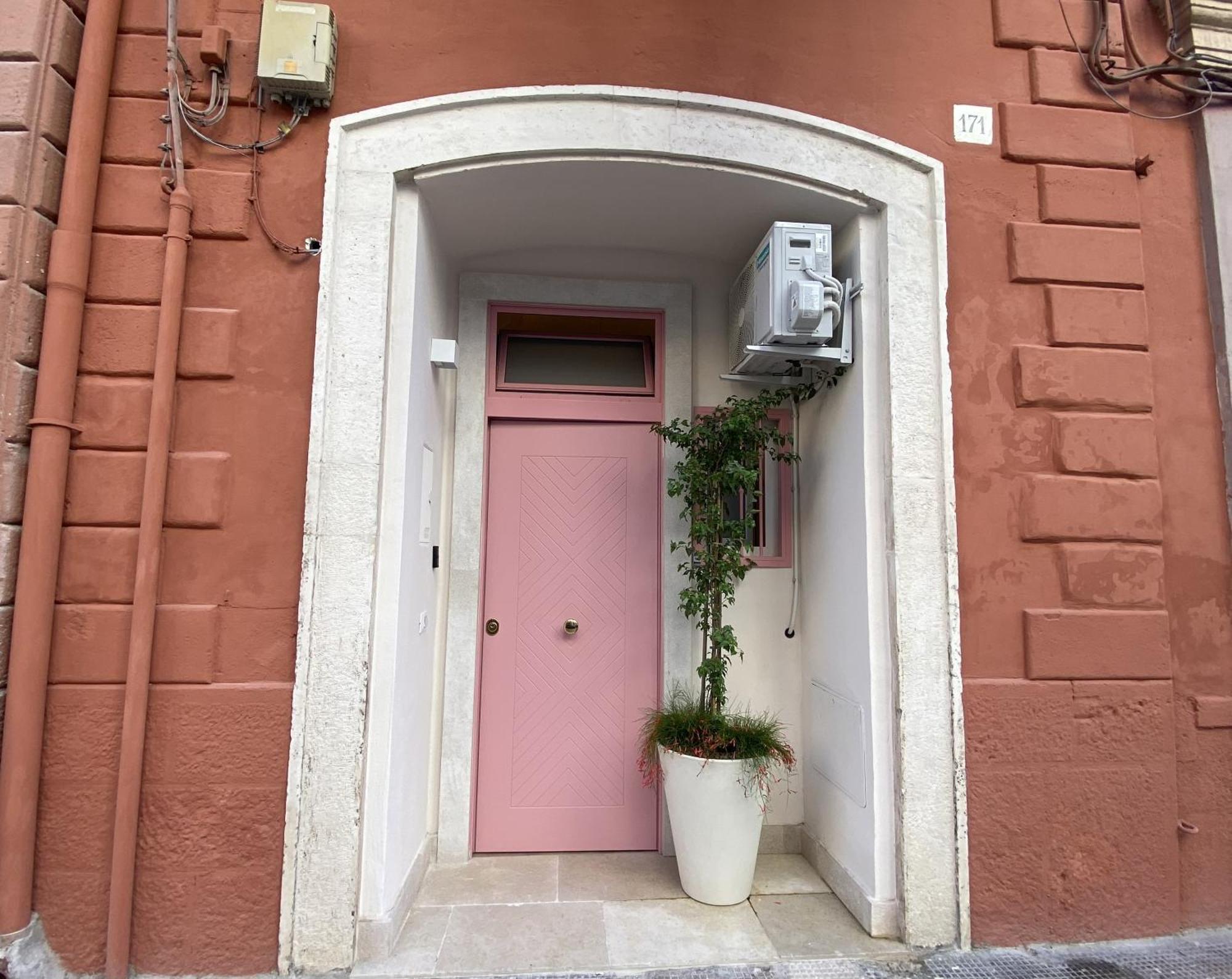 Quiet And Stylish - Bari City Center, Minutes To Station Esterno foto