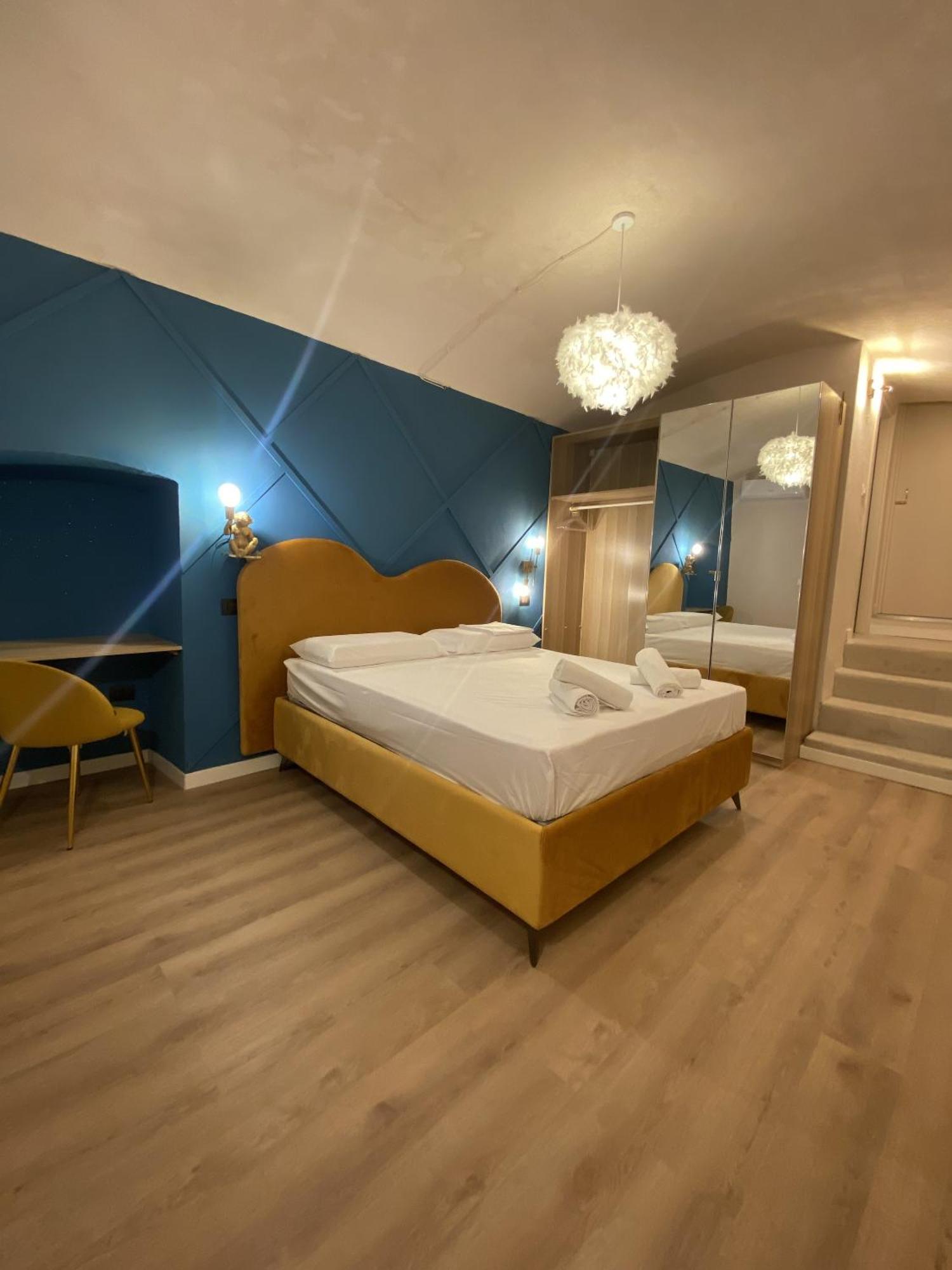 Quiet And Stylish - Bari City Center, Minutes To Station Esterno foto